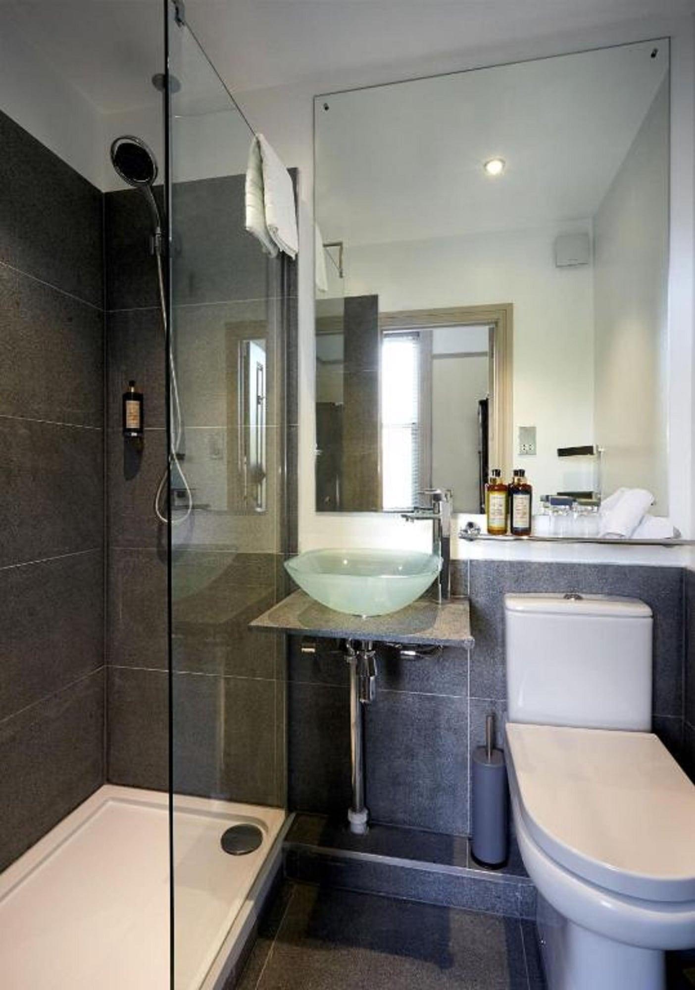 Dorian House Boutique B&B - Free Parking! Бат Екстериор снимка A modern bathroom