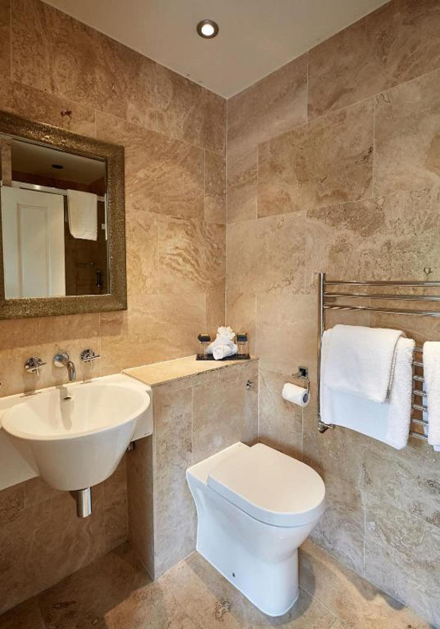 Dorian House Boutique B&B - Free Parking! Бат Екстериор снимка Bathroom at The Old Bank Hotel, Knutsford