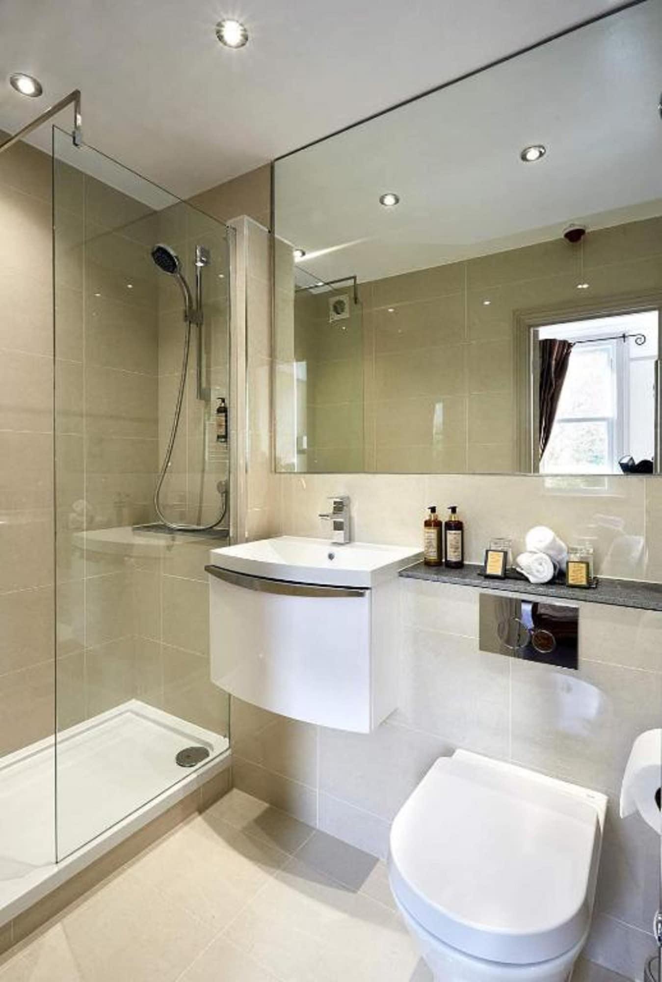 Dorian House Boutique B&B - Free Parking! Бат Екстериор снимка A bathroom with a shower enclosure