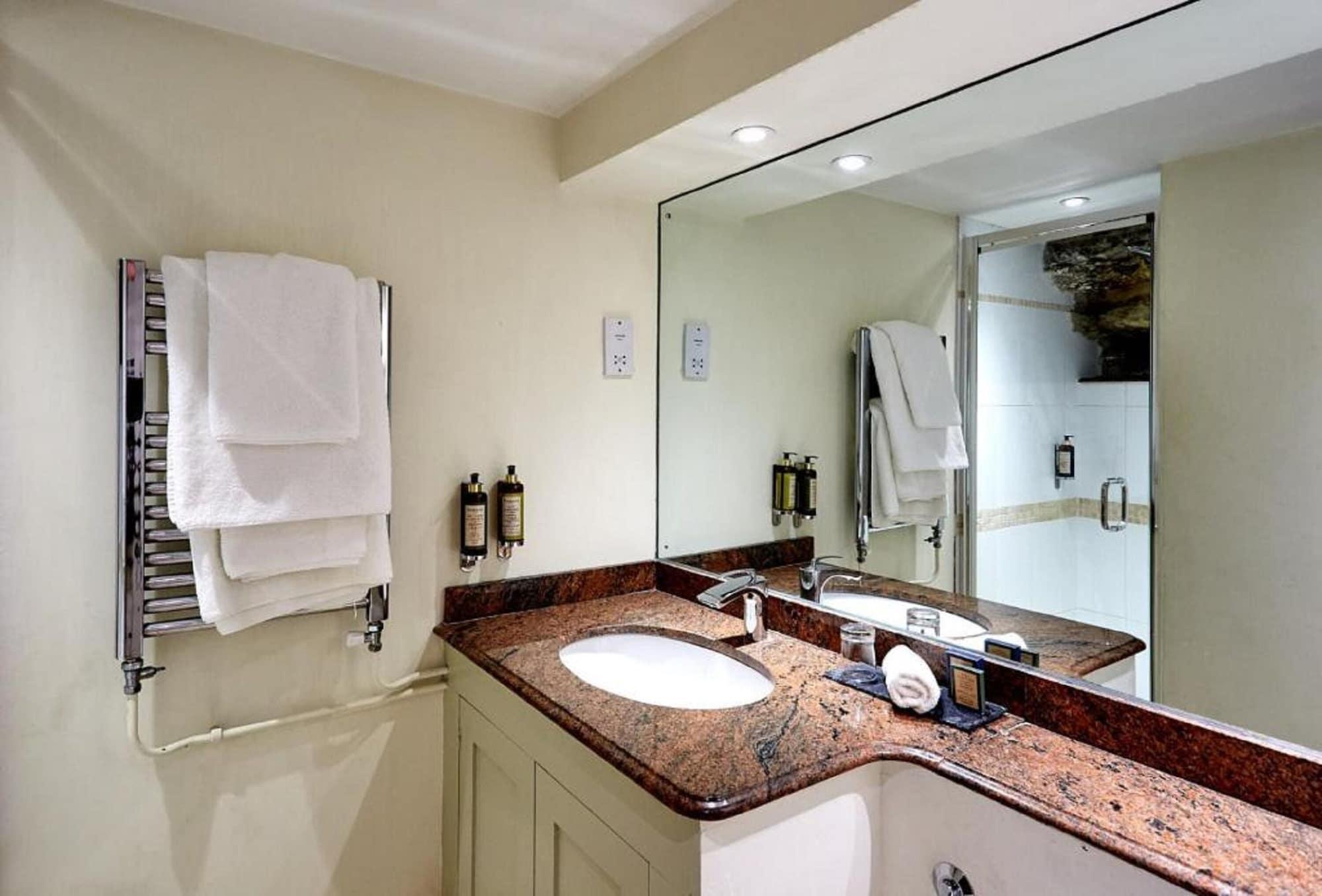 Dorian House Boutique B&B - Free Parking! Бат Екстериор снимка A bathroom in a hotel