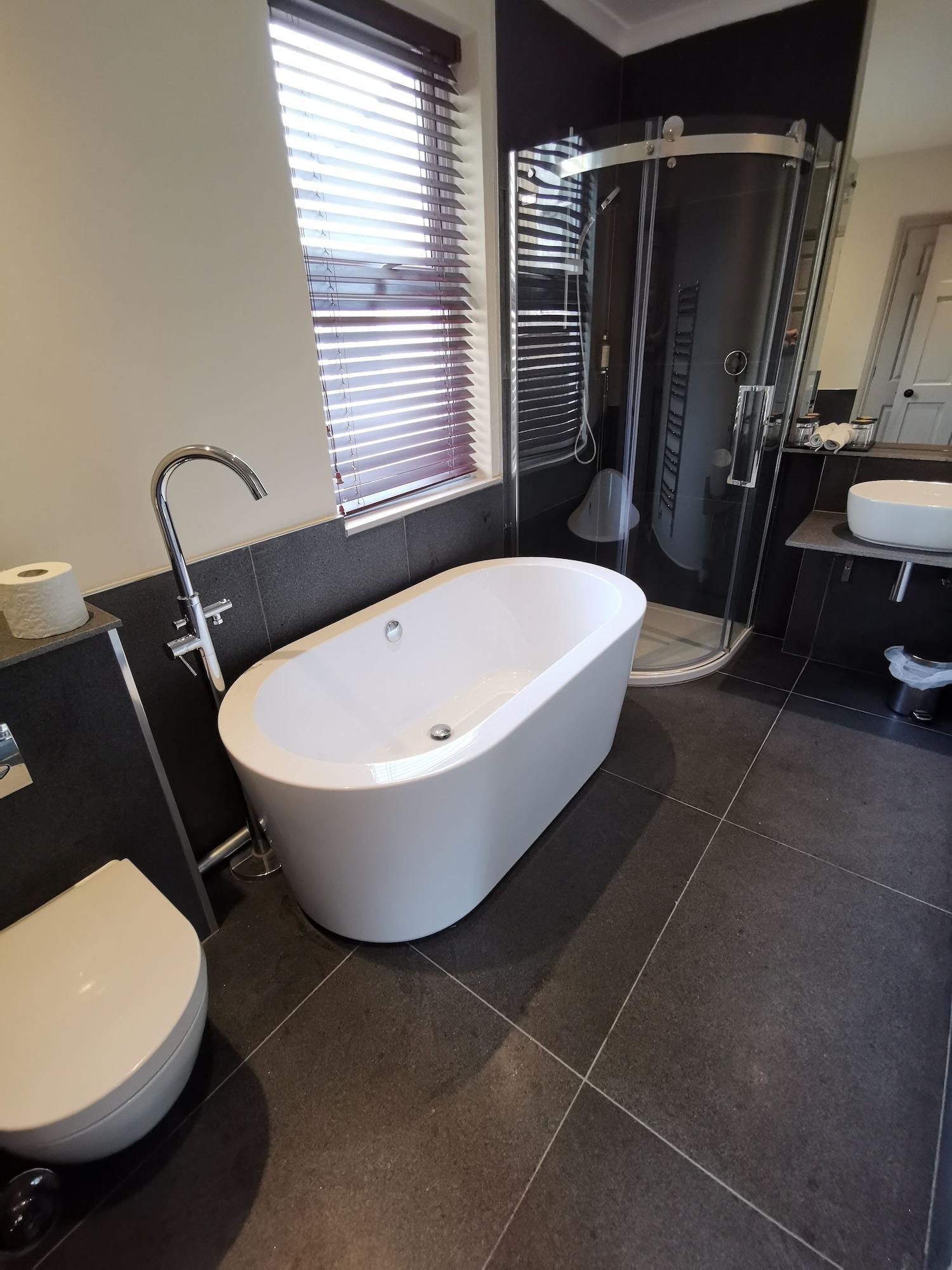 Dorian House Boutique B&B - Free Parking! Бат Екстериор снимка A freestanding bathtub